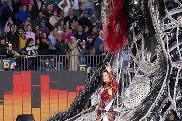  Telde disfruta con el pasacalle de los protagonistas del Carnaval de 'Studio 54'/Lpacarnaval.